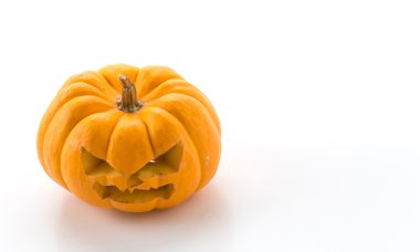 Beyaz arka planda Cadılar Bayramı kabağı