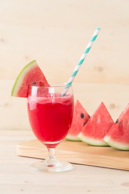 Ahşap arka planda karpuz smoothie