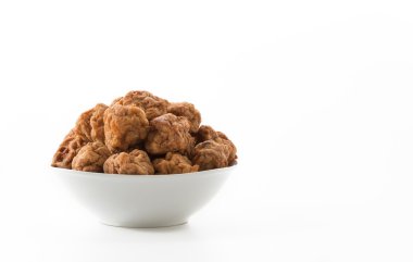 Beyaz arkaplanda karides topu