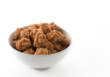 Beyaz arkaplanda karides topu