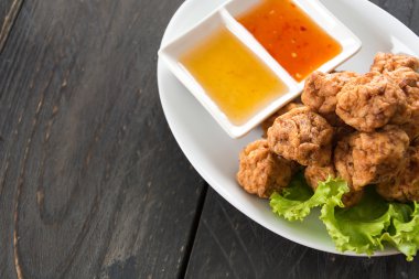 Ahşap zemin üzerinde karides topu