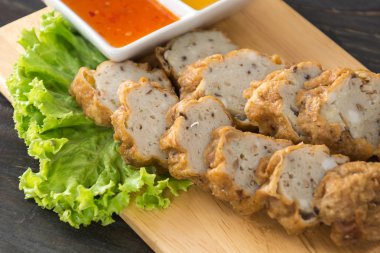 ahşap arka plan üzerinde balık topları