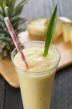 Ahşap arka planda ananas kokteyli