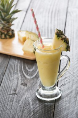 Ahşap arka planda ananas kokteyli