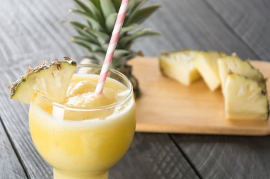 Ahşap arka planda ananas kokteyli
