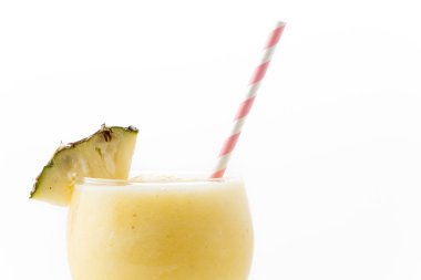 Beyaz arkaplanda ananas püresi