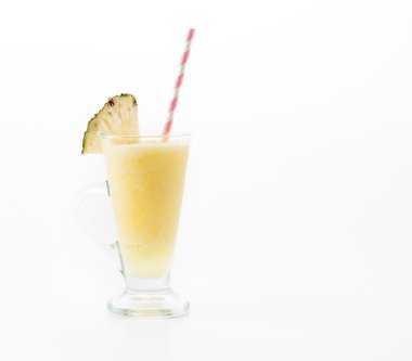 Beyaz arkaplanda ananas püresi