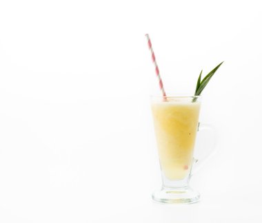 Beyaz arkaplanda ananas püresi