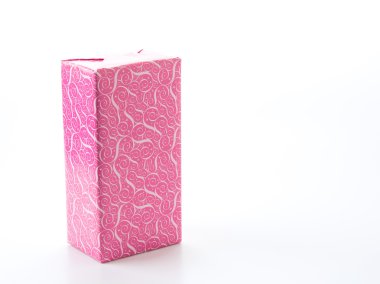 Beyaz arkaplanda hediye kutusu