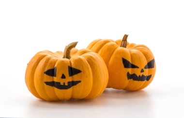 Beyaz arka planda Cadılar Bayramı kabağı