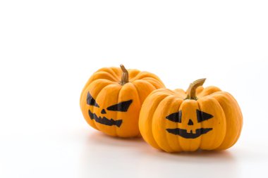 Beyaz arka planda Cadılar Bayramı kabağı