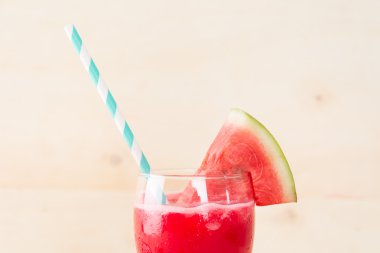 Ahşap arka planda karpuz smoothie