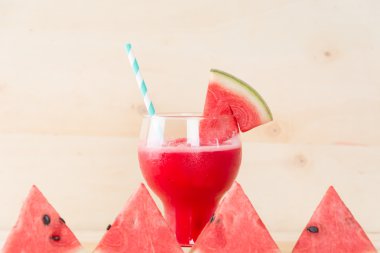 Ahşap arka planda karpuz smoothie