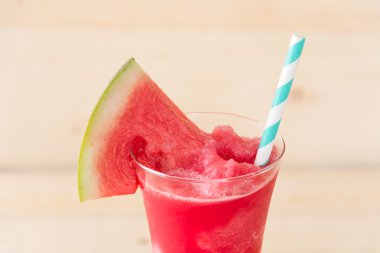 Ahşap arka planda karpuz smoothie