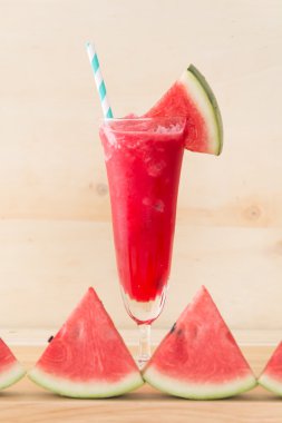 Ahşap arka planda karpuz smoothie