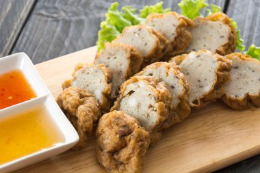 ahşap arka plan üzerinde balık topları