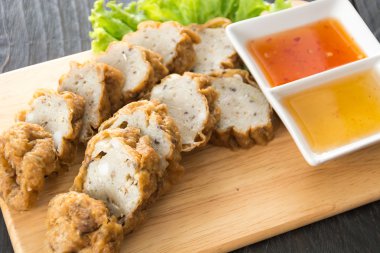 ahşap arka plan üzerinde balık topları