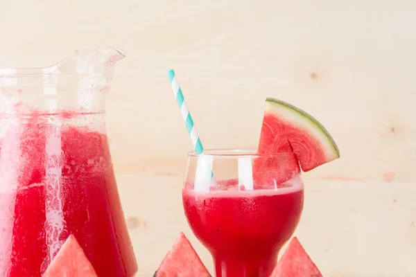 Smoothie de sandía sobre fondo de madera — Foto de Stock