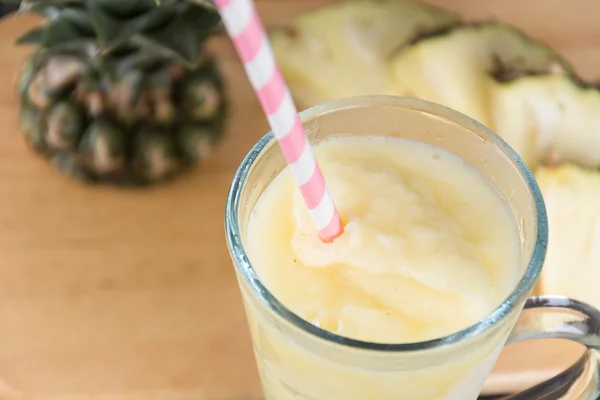 Ananas smoothie op hout achtergrond — Stockfoto