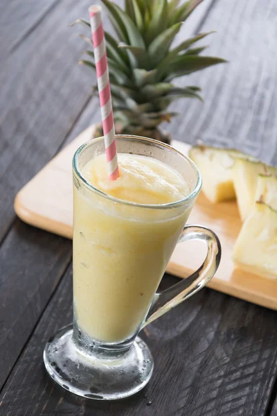 Batido de abacaxi no fundo de madeira — Fotografia de Stock