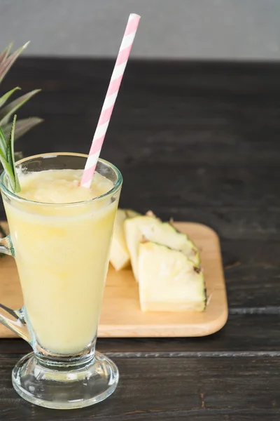 Batido de abacaxi no fundo de madeira — Fotografia de Stock