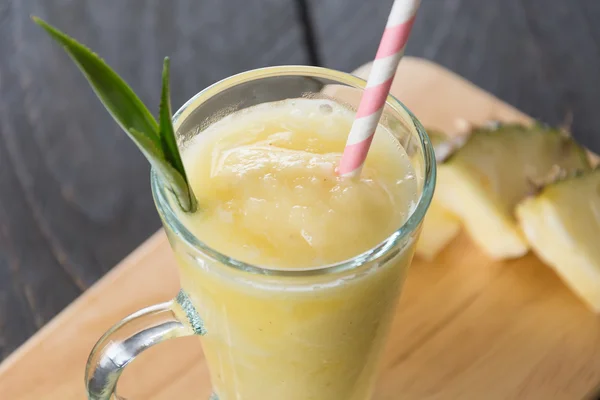 Batido de abacaxi no fundo de madeira — Fotografia de Stock