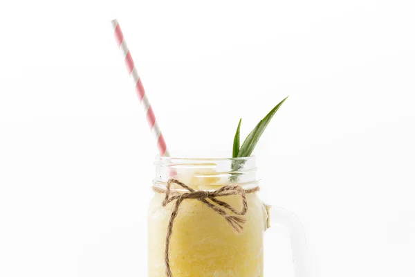 Ananas smoothie op witte achtergrond — Stockfoto