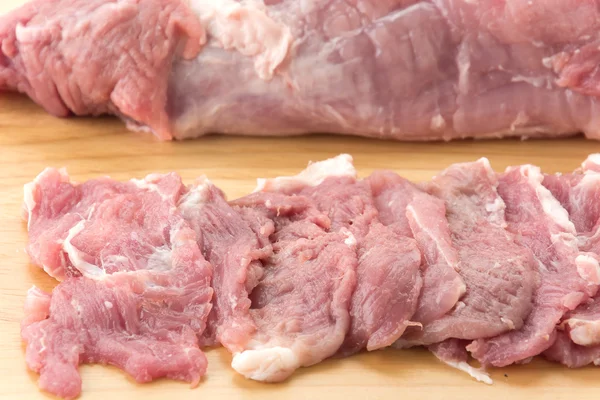 Carne de porco de fatia na placa de madeira — Fotografia de Stock