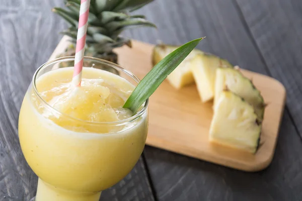 Ananas smoothie op hout achtergrond — Stockfoto