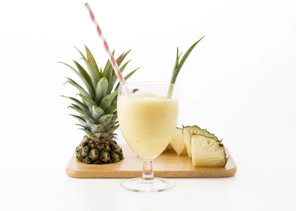 Ananas smoothie op witte achtergrond — Stockfoto