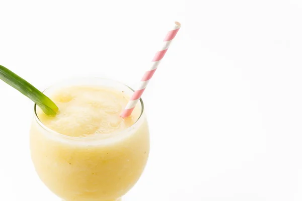 Ananas smoothie op witte achtergrond — Stockfoto