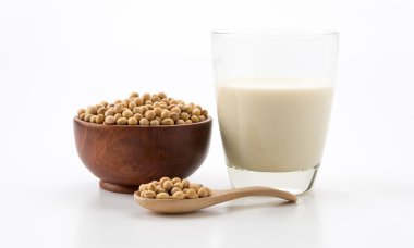 beyaz arkaplanda soya sütü