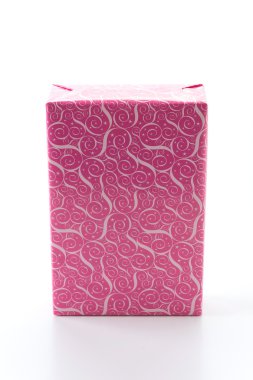 Beyaz arkaplanda hediye kutusu