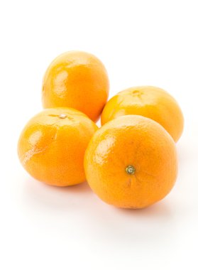 Beyaz arkaplanda taze turuncu