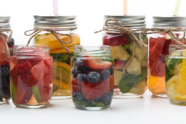 Beyaz arkaplanda aşılanmış su