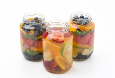 Beyaz arkaplanda aşılanmış su