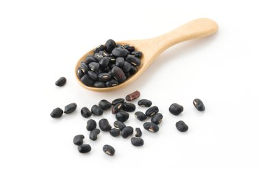 Beyaz arkaplanda siyah fasulye