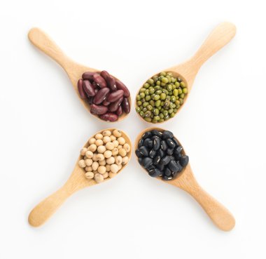 Fasulyeleri beyaz arkaplanda karıştır