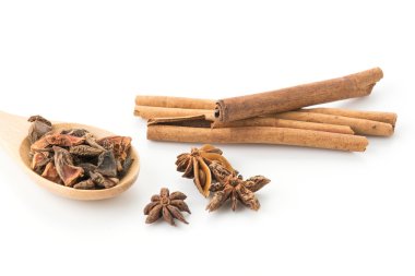 Beyaz arkaplanda beş baharatlı malzeme