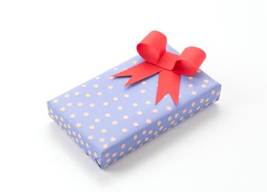 Beyaz arkaplanda hediye kutusu