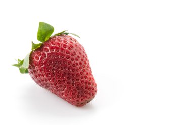 Beyaz arka planda taze çilek