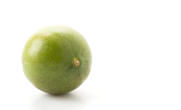 Lemon hijau pada latar belakang putih — Stok Foto