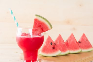 Ahşap arka planda karpuz smoothie