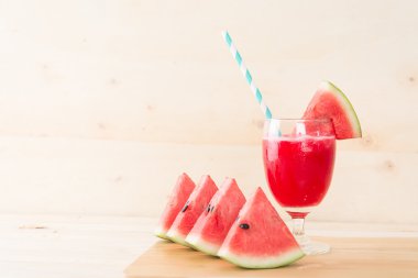 Ahşap arka planda karpuz smoothie