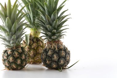 Beyaz arkaplanda taze ananas