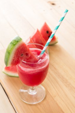 Ahşap arka planda karpuz smoothie