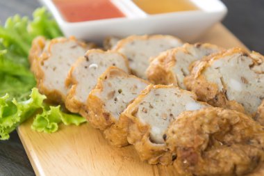 Ahşap arka planda ananas kokteyli