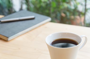 Kahve fincanı ahşap masada