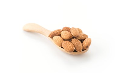 Beyaz arkaplanda badem