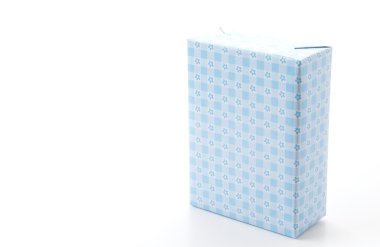 Beyaz arkaplanda hediye kutusu